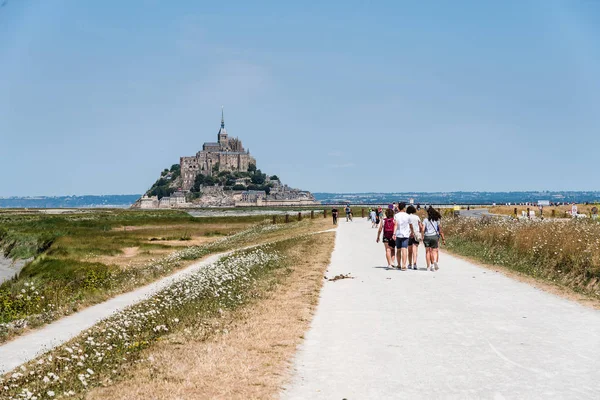 Pohled na Mont Saint Michel proti obloze — Stock fotografie