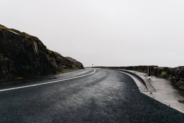 İrlanda Willd Atlantik şekilde puslu yalnız yol