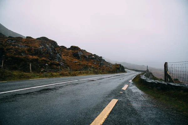 İrlanda Willd Atlantik şekilde puslu yalnız yol — Stok fotoğraf