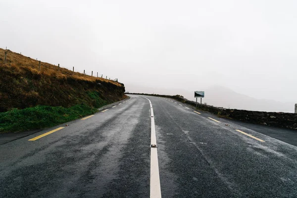 İrlanda puslu yalnız yol — Stok fotoğraf