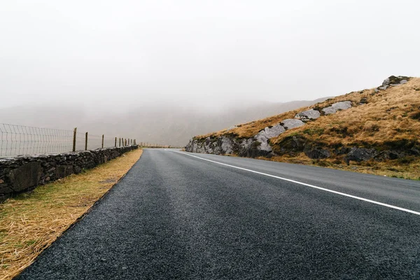 İrlanda puslu yalnız yol — Stok fotoğraf