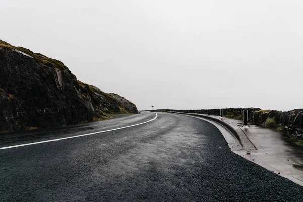 Misty Lonely Road in Ireland in the Willd Atlantic Way — Stock Photo, Image