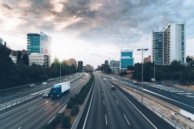 Gün batımında, İspanya Madrid M30 otoyolu