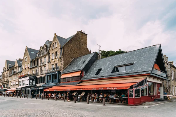Traditionelle Fischrestaurants in der Uferpromenade von Cancale — Stockfoto