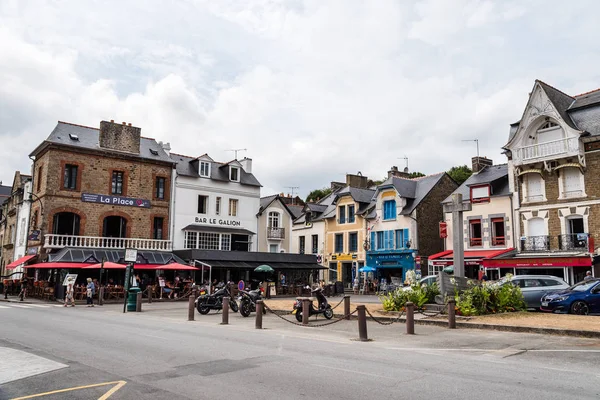 Traditionele visrestaurants in de waterkant van Cancale — Stockfoto