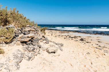 Beach Fuerteventura gökyüzünde karşı doğal görünümü