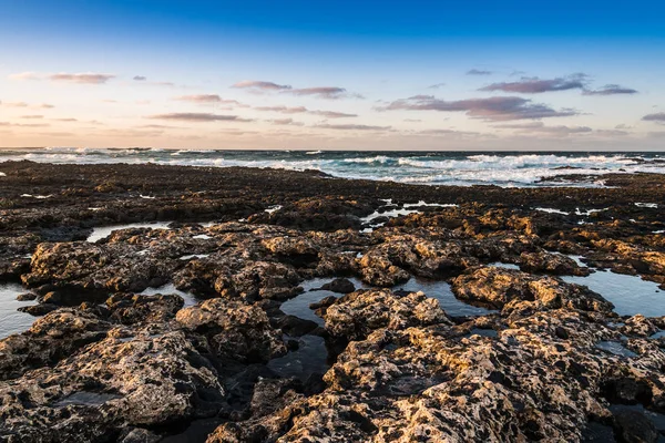 Vue panoramique de la plage de rochers au coucher du soleil — Photo