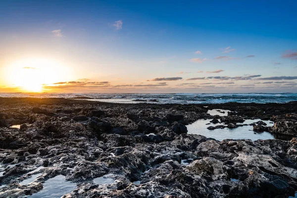 Vue panoramique de la plage de rochers au coucher du soleil — Photo