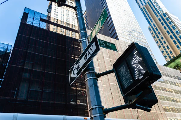Vista de baixo ângulo do semáforo em Nova York — Fotografia de Stock
