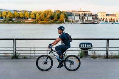 Genç adam Bordeaux Riverside'ta tarafından bir bisiklet sürme