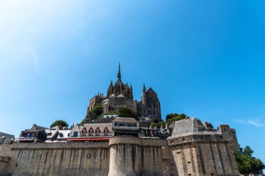 Gökyüzüne karşı Mont Saint Michel manzarası