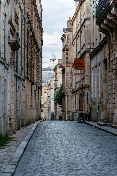 Tarihi şehir merkezinde bir Bordeaux dar sokak — Stok fotoğraf