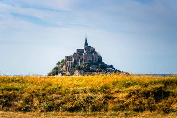 Pohled na Mont Saint Michel proti obloze — Stock fotografie