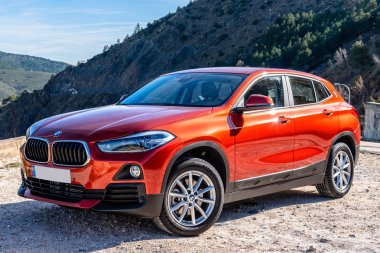 Toprak yol BMW X2 araba park