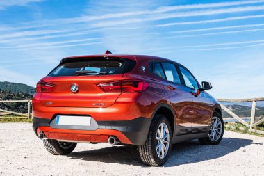 Toprak yol BMW X2 araba park