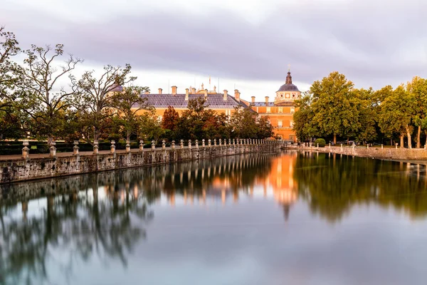 Palacio Real de Aranjuez y reflexiones sobre el estanque —  Fotos de Stock