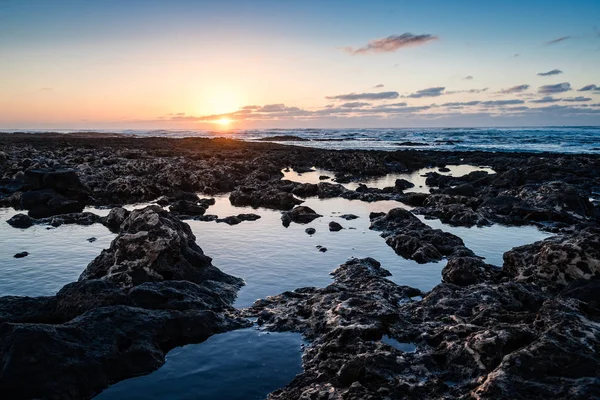 Vue panoramique de la plage de rochers au coucher du soleil — Photo