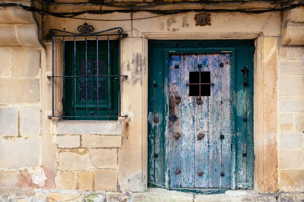 Alte grün lackierte Tür im Steinhaus — Stockfoto