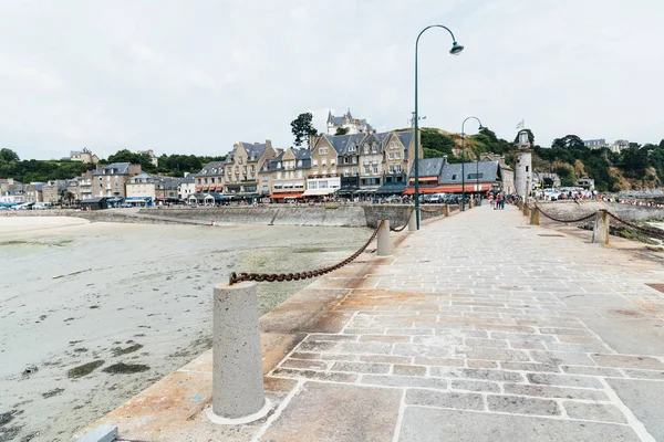 Traditional seafood restaurants in the waterfront  of Cancale — Stock Photo, Image