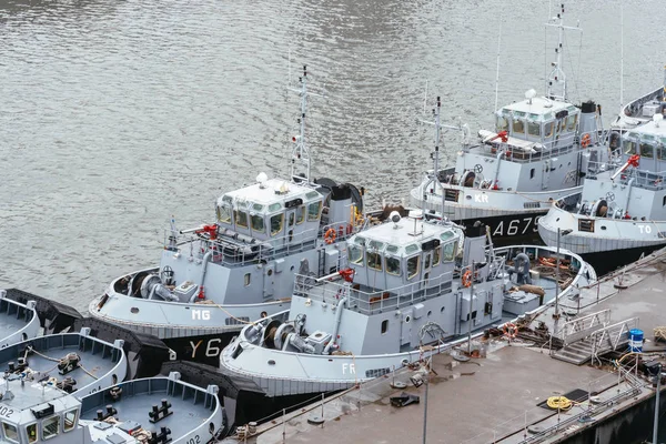 Barcos rebocadores da Marinha Francesa atracados no porto — Fotografia de Stock