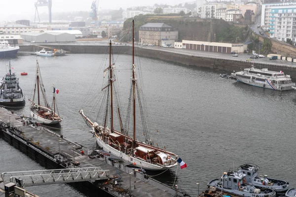 Port w miejscowości Brest w pochmurny dzień — Zdjęcie stockowe