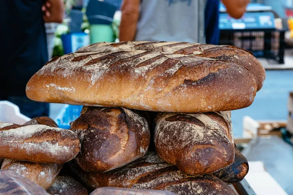Traditionella franska bröd i mat marknadsstånd — Stockfoto
