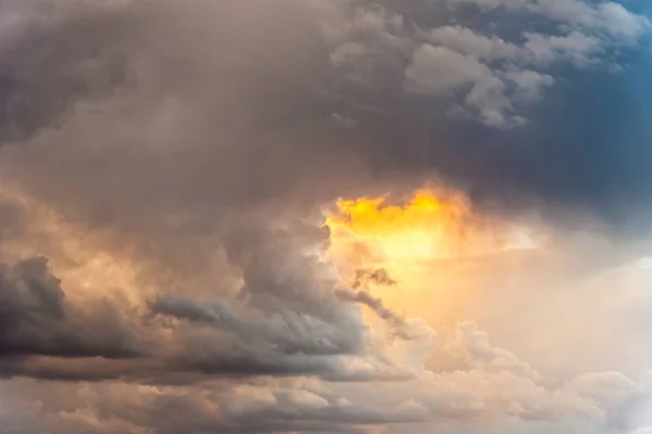 석양에 아름 다운 극적인 폭풍우 구름 — 스톡 사진