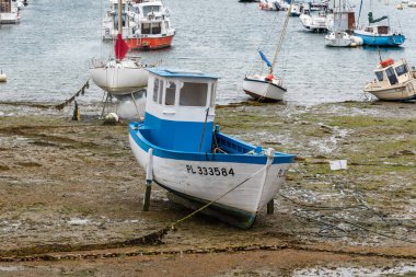 Düşük tide Beach, telli tekneler