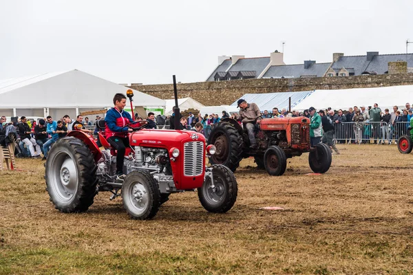 Festival de agricultura tradicional con tractores viejos en Bretaña —  Fotos de Stock
