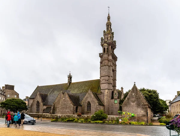 Antigua iglesia gótica en Roscoff en Bretaña — Foto de Stock