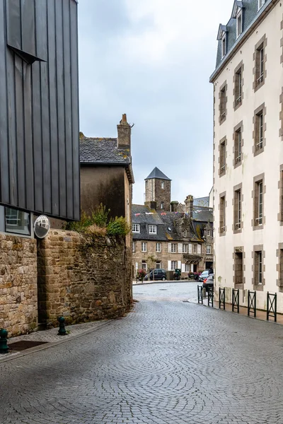 Pintoresca calle en la ciudad de Roscoff — Foto de Stock