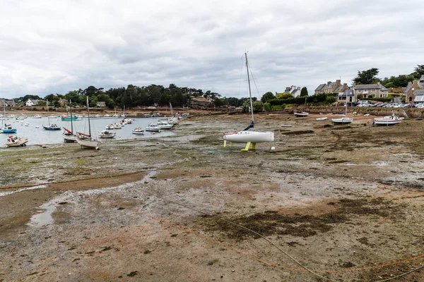 Låg vatten vid stranden i Saint-Guirec — Stockfoto