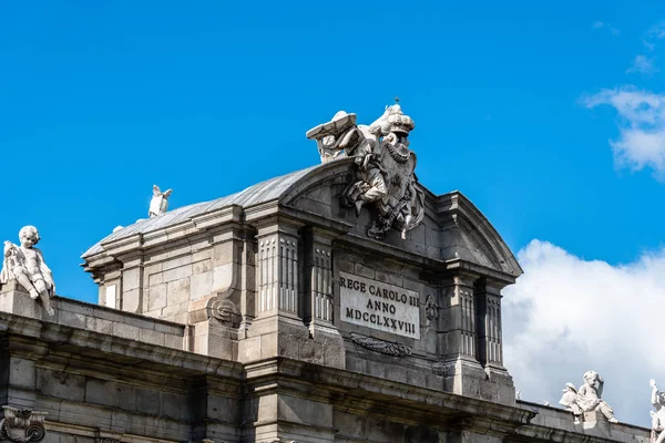 Madrid 'de Alcala kapısı 'nın düşük açı görünümü — Stok fotoğraf