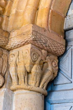 Bir Chuch cephesi Romanesk sermaye