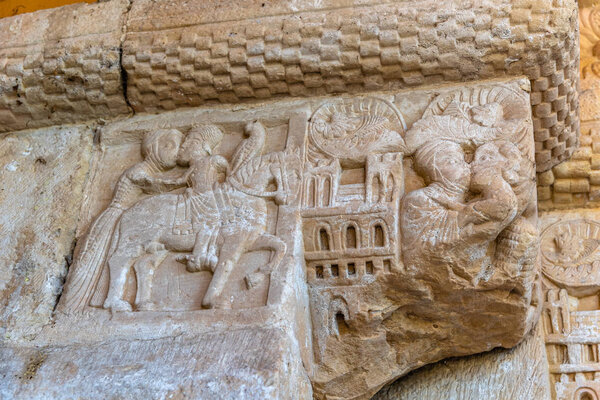 Романская столица в фасаде чуча
