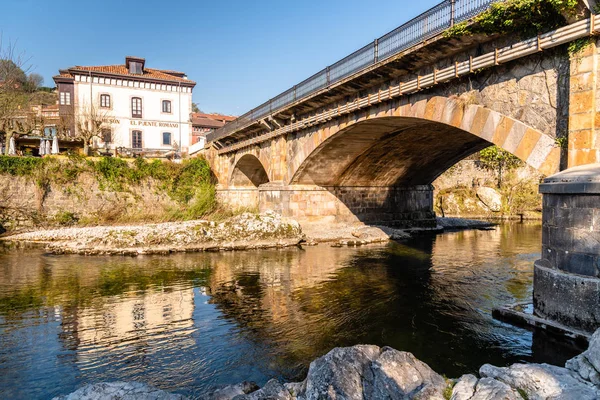 Cangas de OnisのSella川にかかる橋 — ストック写真