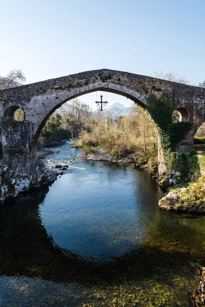 Pont en pierre à Cangas de Onis — Photo