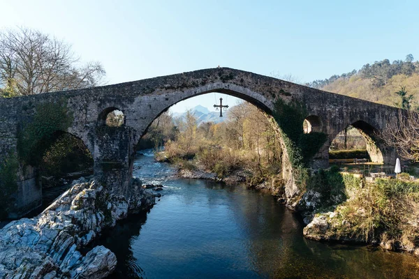 Vieux pont romain en pierre à Cangas de Onis — Photo