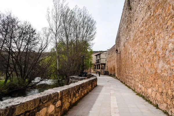 Vyhlídkový pohled na staré středověké město Covarrubias — Stock fotografie