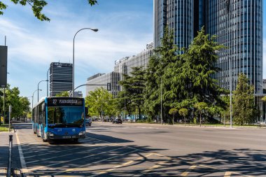 Madrid finans bölgesi tarafından çalışan otobüs