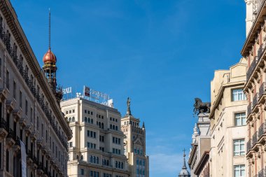 Madrid'in tarihi merkezindeki mavi gökyüzüne karşı binalar