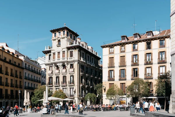 Gente disfrutando en la Plaza Ramales en el centro histórico de Madrid —  Fotos de Stock