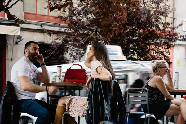 Madrid'de kaldırım kafede oturan turistler — Stok fotoğraf