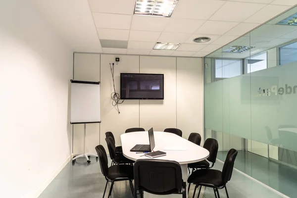 Moderna sala de conferencias con muebles de tv y pizarra —  Fotos de Stock