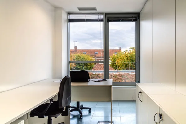 Μοντέρνο coworking γραφείο με έπιπλα και παράθυρο για να παρκάρετε — Φωτογραφία Αρχείου