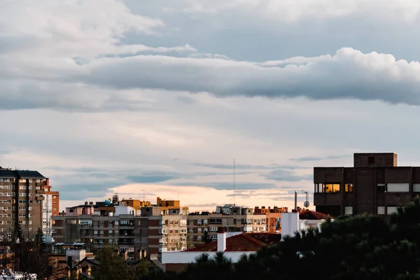 Bulutlu gökyüzüne karşı yerleşim bölgesi Cityscape — Stok fotoğraf