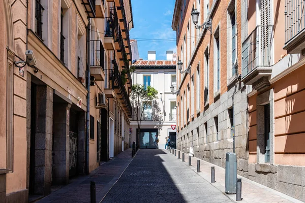 Calle en el tradicional barrio de Las Letras de Madrid — Foto de Stock