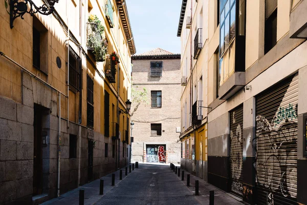 Calle en el tradicional barrio de Las Letras de Madrid — Foto de Stock