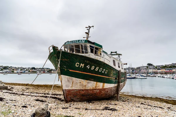 Velhos naufrágios no cemitério de barcos em Camaret-sur-mer — Fotografia de Stock