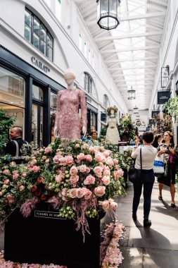 Covent Garden Fleurs de Villes Çiçek Couture Kurulum